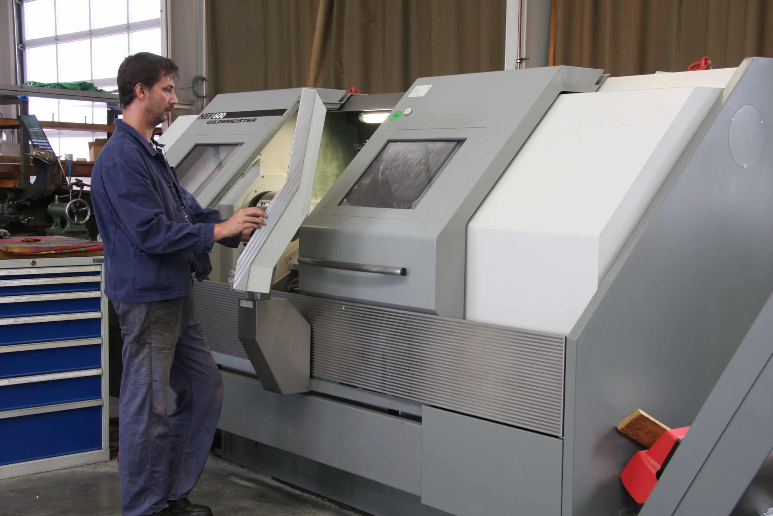 Fachkraft an einer Gildemeister CNC-Drehmaschine